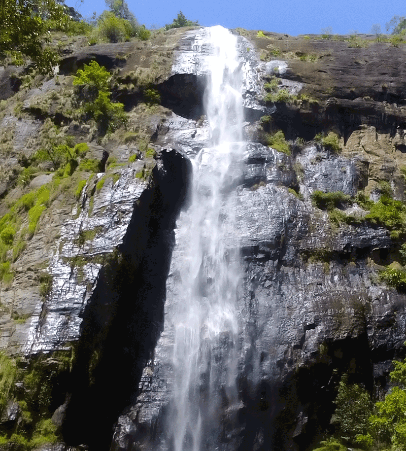 Diyaluma Waterfall